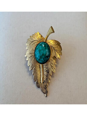 Vintage Gold Tone Leaf Pin and Scarf Clip Green Thermoset Cabochon